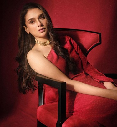 Aditi Rao Hydari showed her magic in red color one shoulder dress, looked  gorgeous -             ,    | Jansatta