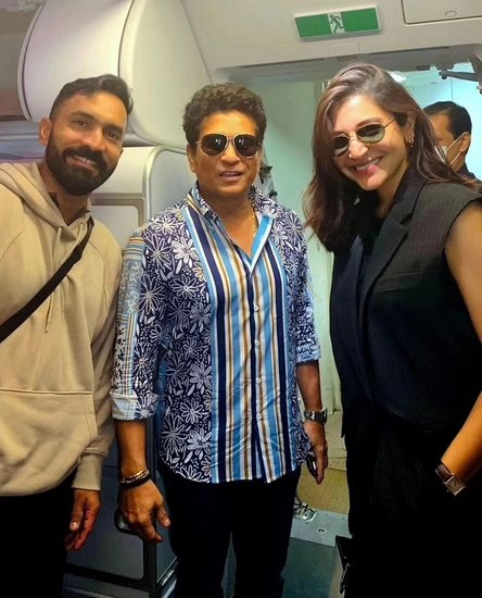 Anushka Sharma poses with sachin tendulkar