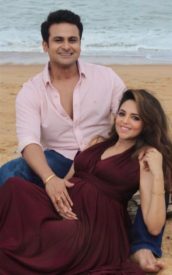 Sugandha Mishra flaunts baby bump
