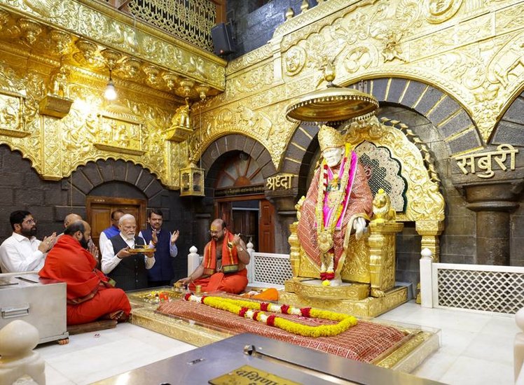 Modi In Sai Temple