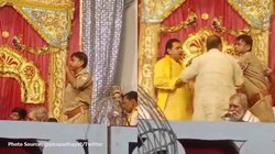 Watch Video: रामलीला मैदान में सिपाही का हाई वोल्टेज ड्रामा; शराब के नशे में मंच पर चढ़ा तो लगी फटकार