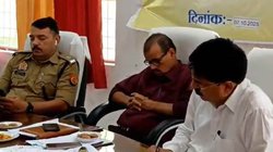 ADM ले रहे झपकी, पुलिस अधिकारी फोन में बिजी; समाधान दिवस का वीडियो शेयर कर अखिलेश यादव ने ली चुटकी