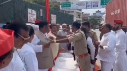 अखिलेश यादव का स्वागत करने खड़े सपा कार्यकर्ता आपस में भिड़े, जमकर हुई गाली-गलौज; पुलिसवालों को भी नहीं छोड़ा