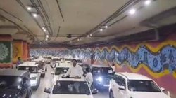 सैकड़ों गाड़ियों के काफिले में शामिल थे सपा विधायक, सनरूफ से निकलकर बनवाया वीडियो; दिल्ली पुलिस ने लिया एक्शन