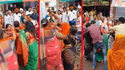 भाजपा के सम्मेलन में महिला कार्यकर्ता आपस में ही भिड़ी, चौराहे पर बाल खींचकर एक दूसरे को पीटा; देखिए वीडियो