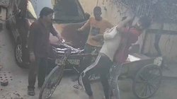 दिल्ली: गला चोक कर कबाड़ी वाले को लूटकर भाग गये बदमाश, वीडियो देख खड़े हो जायेंगे रोंगटे