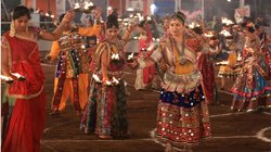 Durga Puja 2023: इन शहरों में देखने को मिलती है नवरात्रि की असली रौनक, गरबा-डांडिया के हैं शौकीन तो आज से ही बना लें घूमने का प्लान