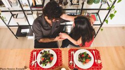 खुद खाने में मिलाते कांच का टुकड़ा और फिर रेस्टोरेंट मालिक को करते ब्लैकमेल; ऐसे हुआ कपल की साजिश का भंडाफोड़