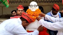 Gandhi Jayanti: गांधी जयंती पर फिर वायरल हुआ सपा नेता का यह वीडियो, शेयर कर लोग ले रहे मजे