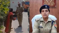 ई-रिक्शा की महिला ड्राइवर ने चप्पलों से की पुलिसवाले की पिटाई, खूब काटा बवाल; वायरल हो रहा वीडियो