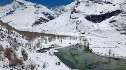 हिमाचल के गांव में धंस रही जमीन! साफ नजर आ रही दरारें, खुले में सोने को मजबूर सहमे लोग