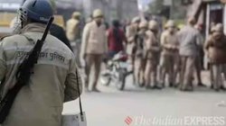 दरोगा पर फेंका गुलाल तो भड़ककर देने लगा गालियां, माता की प्रतिमा लेकर थाने पहुंच गए लोग