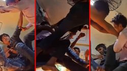 ट्रेन में सीट के लिए लड़ रहे थे दो यात्री, पीछे से कमेंट्री कर रहा था शख्स, वायरल वीडियो पर मजे ले रहे लोग