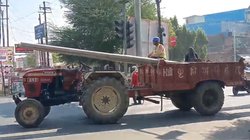 ट्रॉली पर लदे थे बड़े-बड़े खंभे, बिना ड्राइवर के ही सड़क पर चलने लगा ट्रैक्टर; वायरल हो रहा देसी जुगाड़ का वीडियो