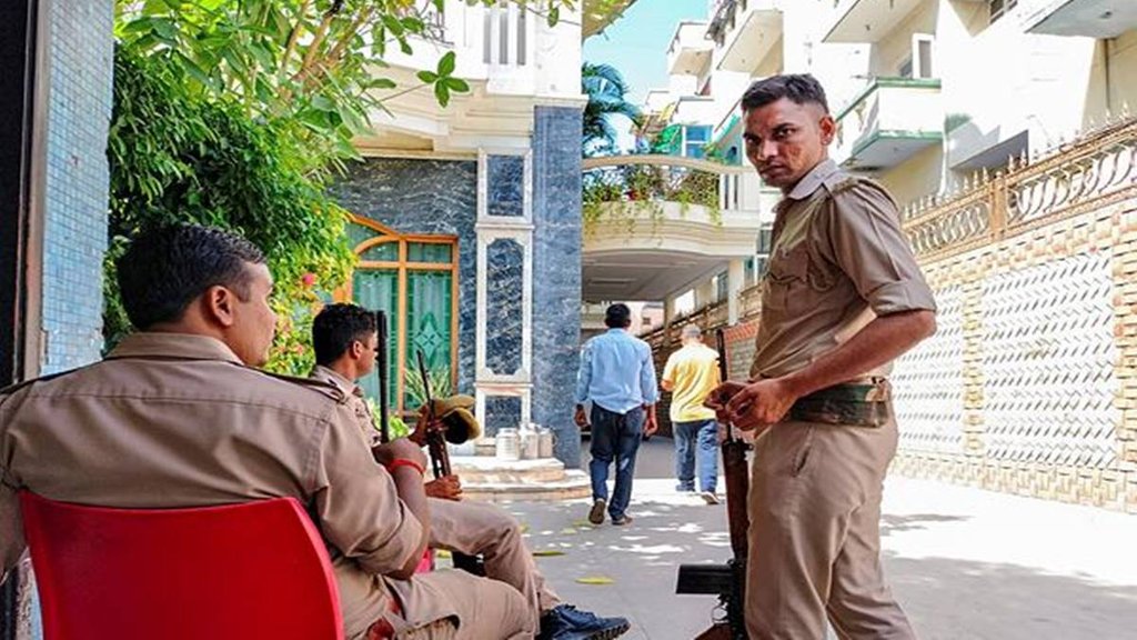 Mayur Vihar | Income Tax | Raid |