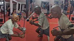 लुंगी पहन जिम में पसीना बहाते बुजुर्ग का वीडियो हो रहा वायरल, आ रहे ऐसे रिएक्शन