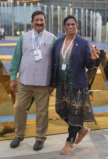 इस उद्घाटन समारोह में इंडियन ओलंपिक एसोसिएशन की अध्यक्ष पीटी उषा मल्टीकलर सूट सलवार और ब्लू ब्लेजर में नजर आईं। (PTI Photo)