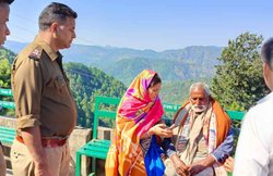 ‘हम लोगों को छोड़कर कहां चले गए थे’, साल भर से गायब बुजुर्ग को पुलिस ने परिजनों से मिलवाया, फूट-फूटकर रो पड़े