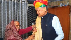 Rajasthan Elections: देर रात भाजपा विधायक से मिलने क्यों पहुंचे अशोक गहलोत, हर तरफ हो रही चर्चा, जानिए मामला