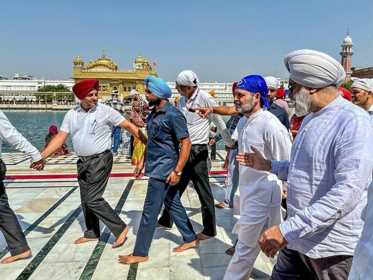 Rahul Sewa At Golden Temple
