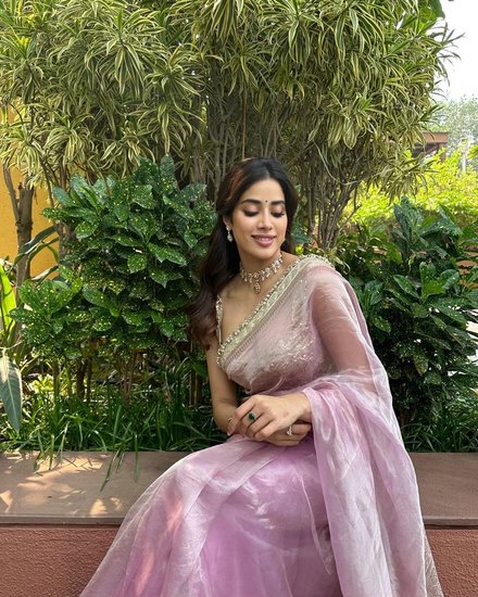 Jhanvi Kapoor wears bindi