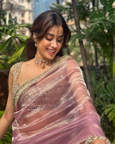 Jhanvi Kapoor looks beautiful