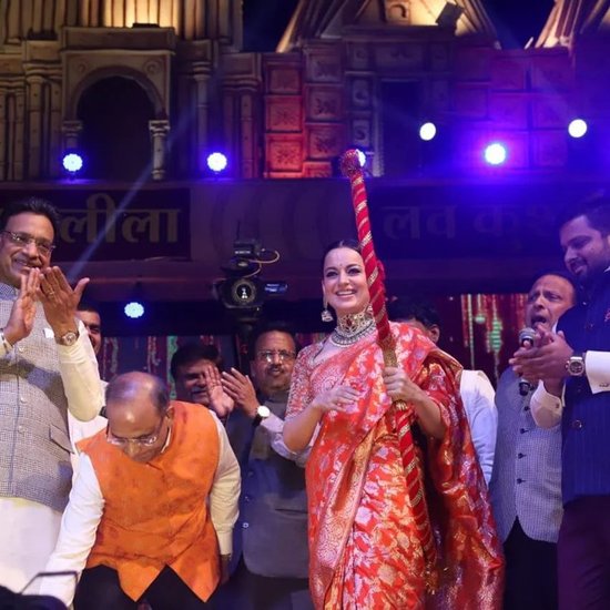 kangana ranaut does raavan dahan at delhi