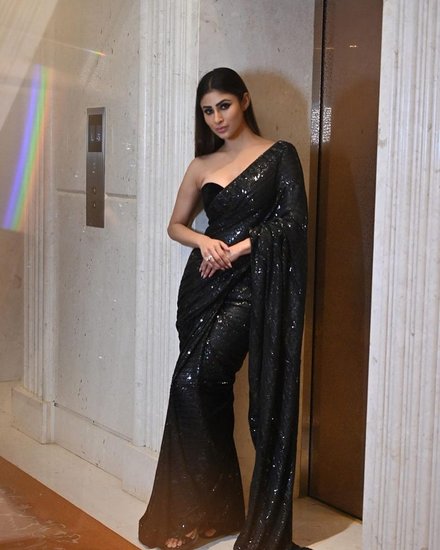 Mouni Roy black Saree