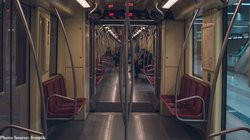 चलती ट्रेन में औरतों को देख कर रहा था अश्लील हरकत, टोकने पर चलाने लगा लात-घूंसे