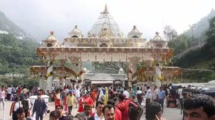 Vaishno Devi shrine board | Shardiya Navratri | Decent Clothes for devotee | Performing Obeisance | Aarti |
