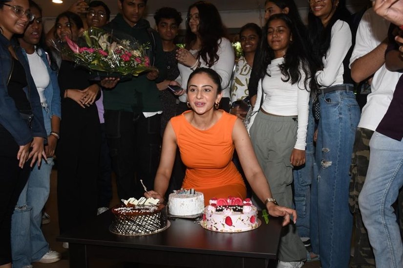 Rakul Preet Singh cut cake with fans