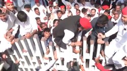 जय प्रकाश नारायण की जयंती पर लखनऊ में संग्राम, JPNIC का गेट फांदकर अंदर पहुंचे अखिलेश यादव, मूर्ति पर किया माल्‍यार्पण