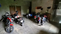 Ground Report: यूपी के प्राथमिक स्वास्थ्य केंद्र… जहां मरीज नहीं पार्किंग में खड़ी गाड़ियां दिखती हैं, कई पर तो पुलिस ने कर लिया कब्जा!