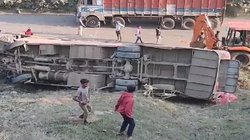 छत्तीसगढ़ में यात्रियों से भरी बस पलटी, मची चीख-पुकार, मौके पर पुलिस बल मौजूद