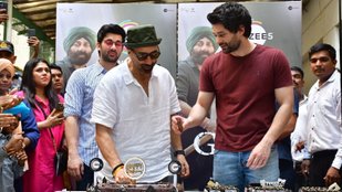 Gadar 2 actor Sunny Deol celebrated his birthday with family and fans
