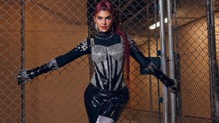 Jacqueline Fernandez attracted people with dance and black dress look in Doha EntertainerNo1