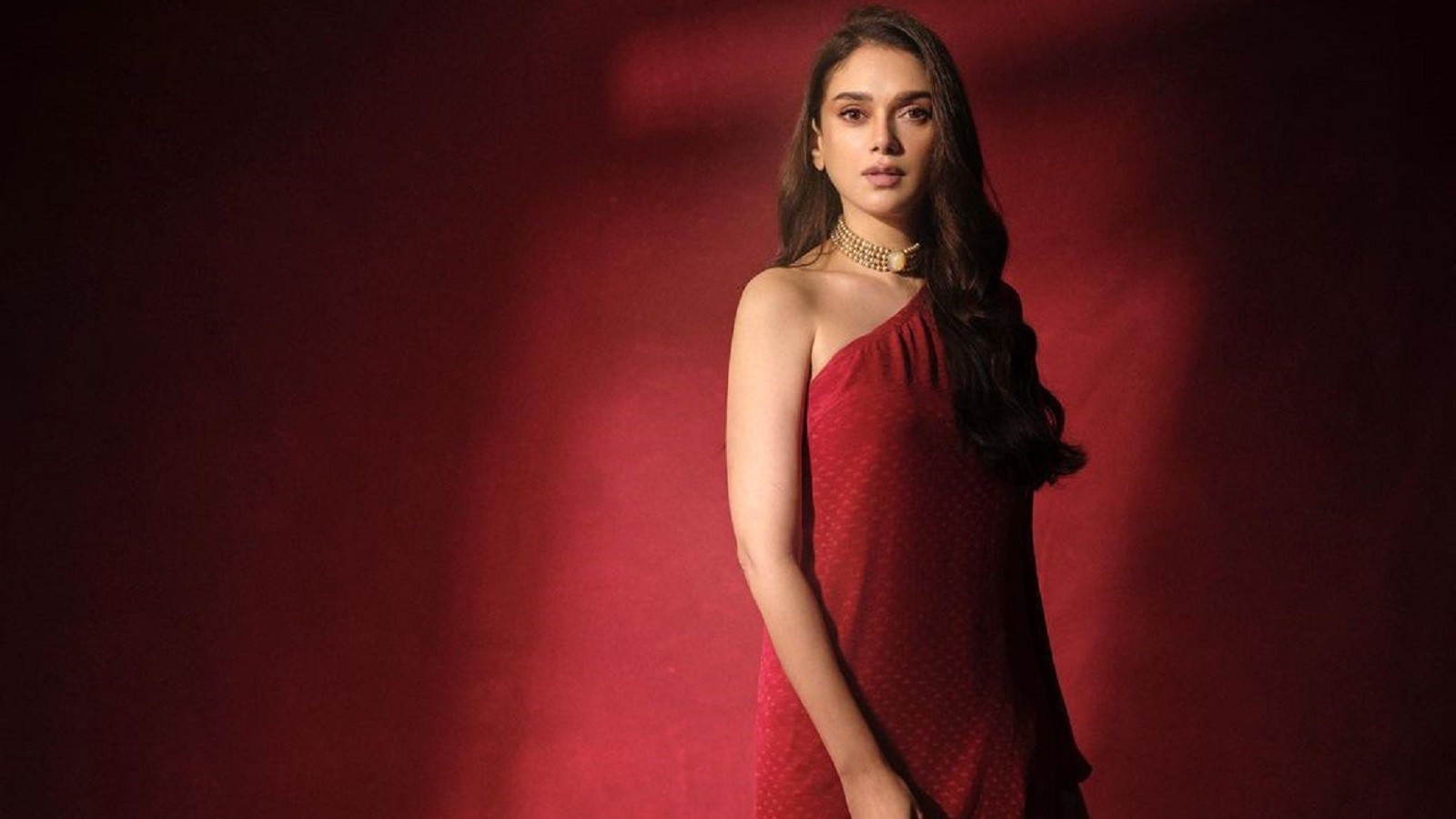 Aditi Rao Hydari showed her magic in red color one shoulder dress, looked  gorgeous -             ,    | Jansatta