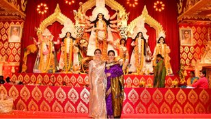 Hema Malini reached Durga Puja pandal with daughter Esha Deol, looked beautiful in purple saree