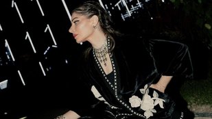 Kanika Kapoor dazzled in black velvet jacket, looked glamorous