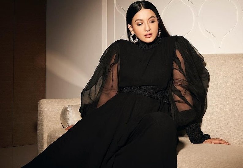 Gauahar Khan black dress