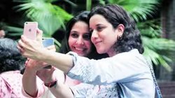 दुनिया मेरे आगे: स्मार्टफोन के इस युग में सेल्फी आत्म-जुनून के प्रतीक बन गई