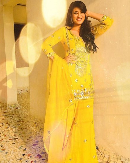Shweta Tiwari wear yello dress on Durga Panchmi