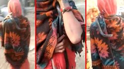 बेटा समझ सांप को कंधे पर ले घूम रह थी महिला, दो दिन बाद हो गई मौत; घर पर लगा लोगों का जमावड़ा