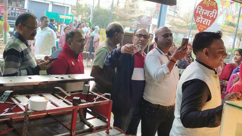 इंदौर में मतदान से पहले जनता को पोहा और जलेबी मुफ्त में बांटी गई।