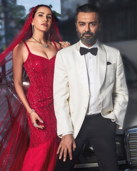 Sonnalli Seygall-Ashesh Sajnani