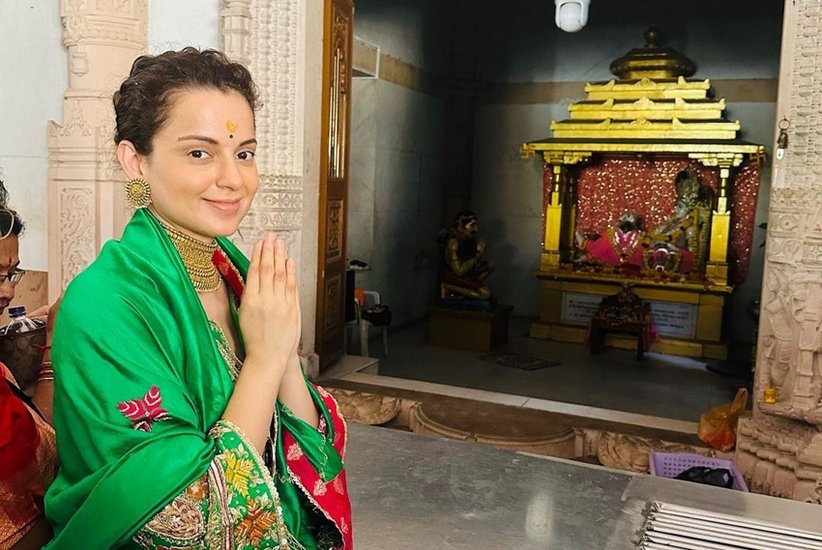 कंगना ने सोमनाथ मंदिर से अपनी कुछ तस्वीरें सोशल मीडिया पर शेयर की है। इन तस्वीरों को इंस्टाग्राम पर शेयर करते हुए कैप्शन में लिखा की उन्होंने राम नाम की पुस्तक में राज जी का नाम लिखा, उसके बाद श्री कृष्ण मोक्ष भूमि के दर्शन किए।