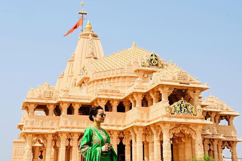 हाल ही में बॉलीवुड एक्ट्रेस कंगना रनौत की फिल्म 'तेजस' रिलीज हुई है। इस फिल्म को बॉक्स ऑफिस पर दर्शकों से कुछ खास रिस्पॉन्स नहीं मिल रहा है। इन सबके बीच एक्ट्रेस गुजरात के प्रसिद्ध सोमनाथ मंदिर भगवान के दर्शन के लिए पहुंची हैं।
