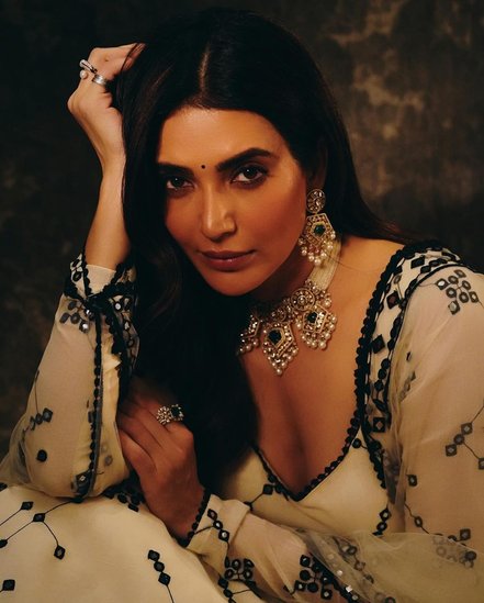 Karishma Tanna whit lehenga