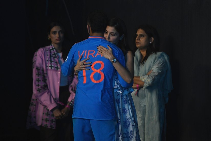 विराट कोहली भी हार के बाद टूटते नजर आए। उनकी पत्नी और एक्ट्रेस अनुष्का शर्मा ने उन्हें गले लगाकर ढांढस दिया।
