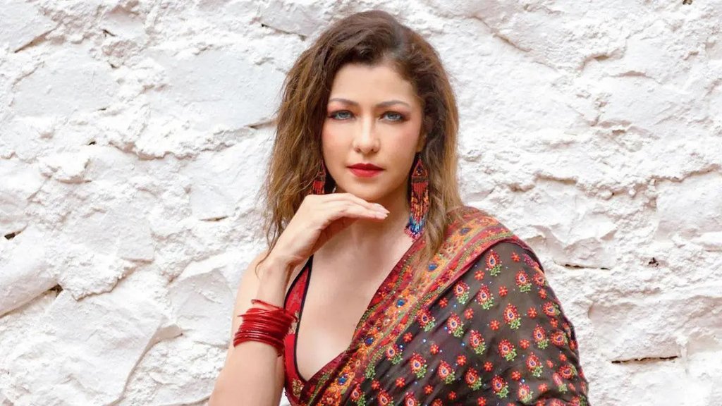 Aditi Govitrikar, bollywood